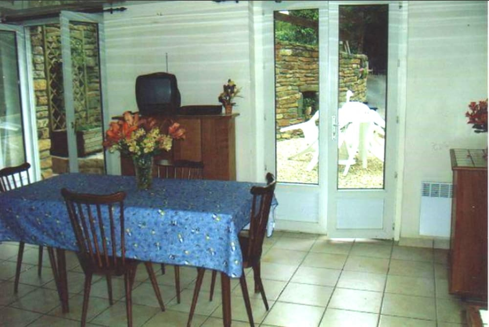 House With one Bedroom in Beuzec-cap-sizun, With Wonderful Lake View and Enclosed Garden - 2 km From the Slopes