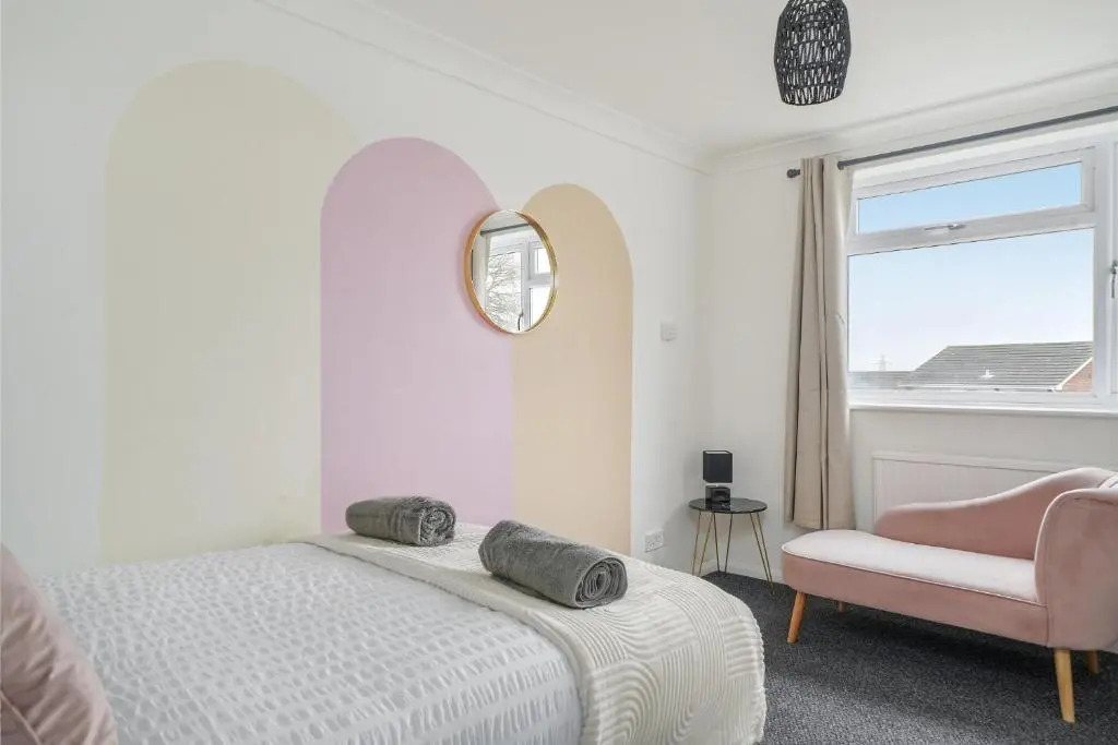 Mulberry House - Detached 6 Bedroom House with Hot Tub & Private Parking