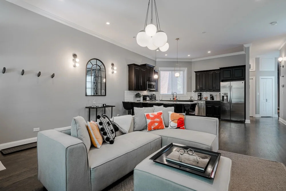 Modern Luxury 4 Bed 3.5 Bath with Garage Parking by AllSet Turnover
