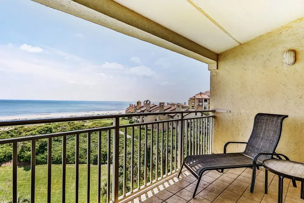 Oceanfront Condo With Spacious Balcony, Great Views, AC & Outdoor Pooloc