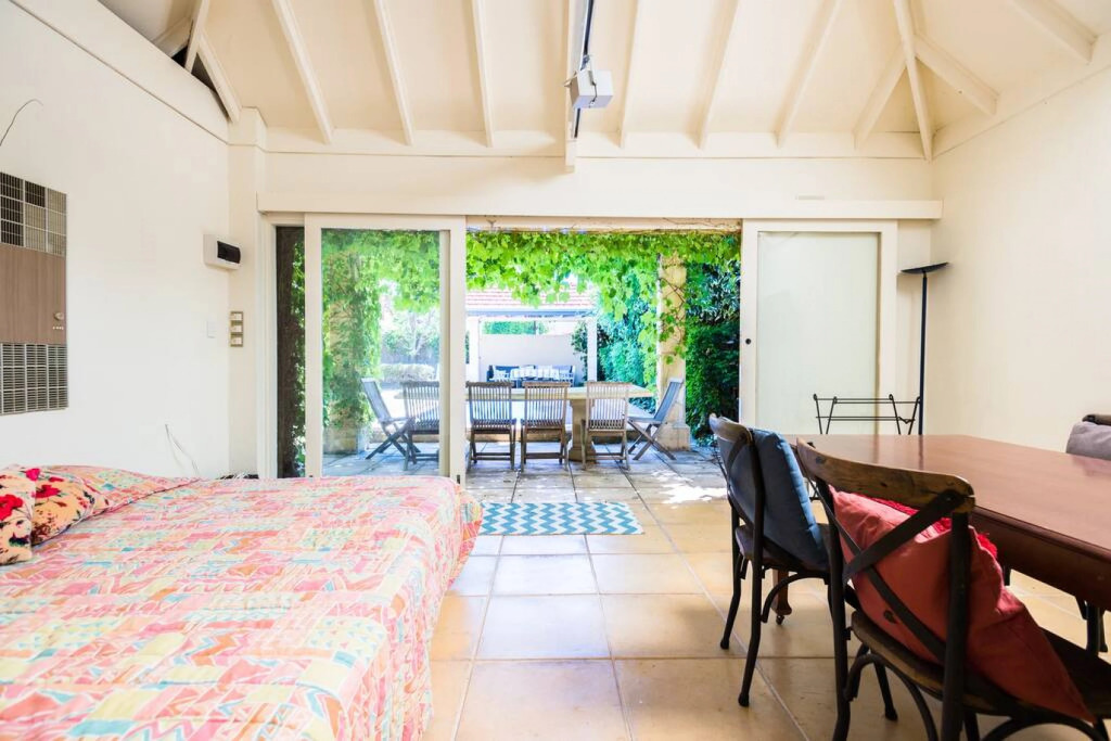 Beautiful 2 Story Manor Close to Beach and all
