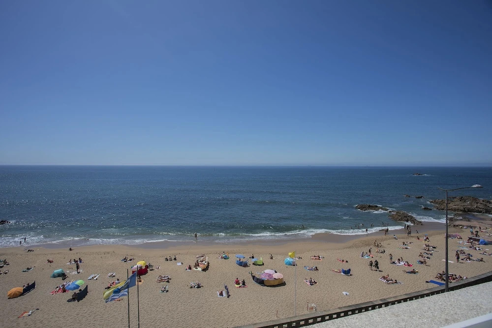 Liiiving - Luxury Beachfront Apartment V