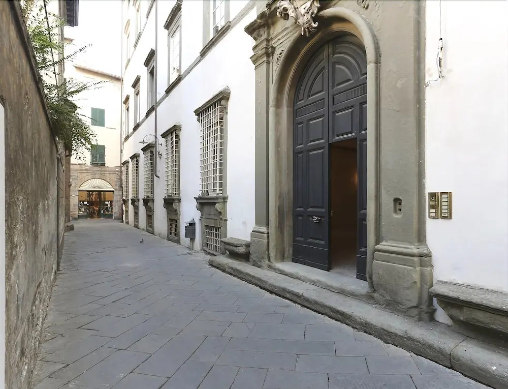 Isabella by Vacation in Lucca