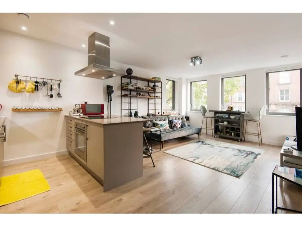 E1 Stunning Two Bathroom Modern Flat