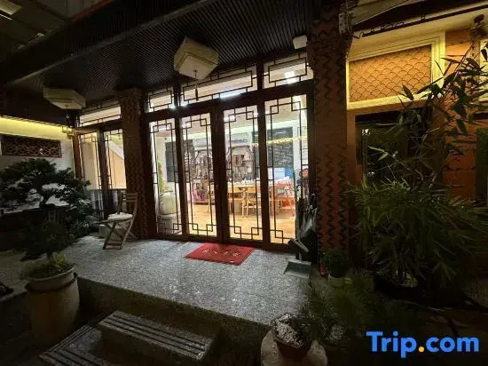 Red Brick Courtyard Homestay