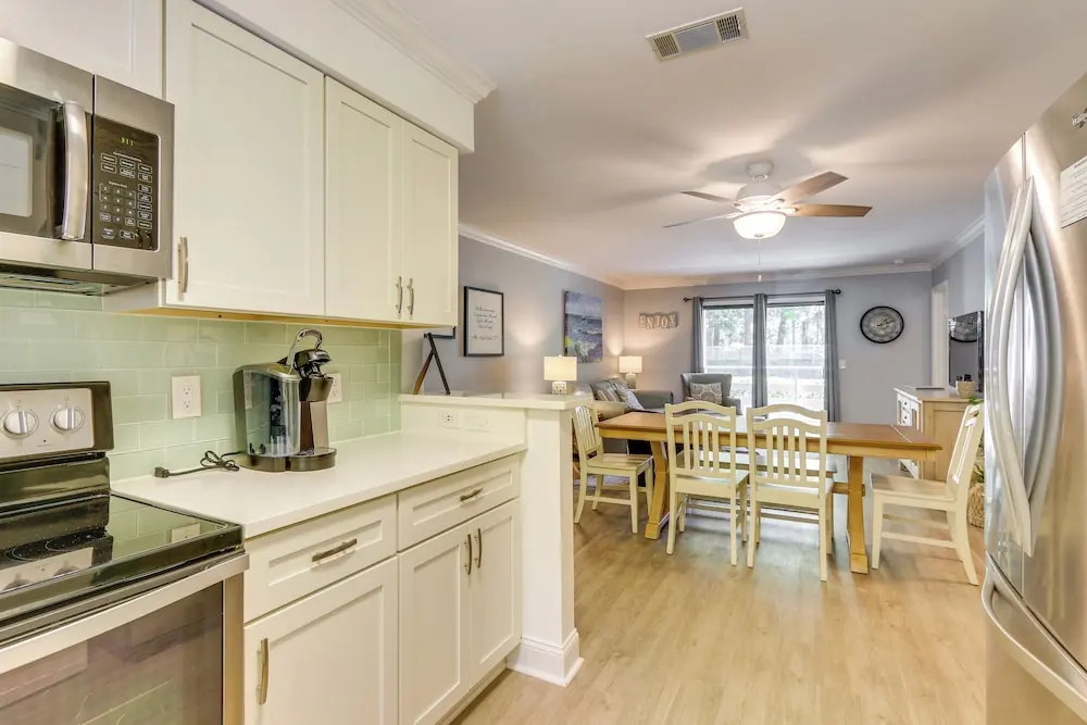 Balcony, Beach & Pool Access: Hilton Head Condo!