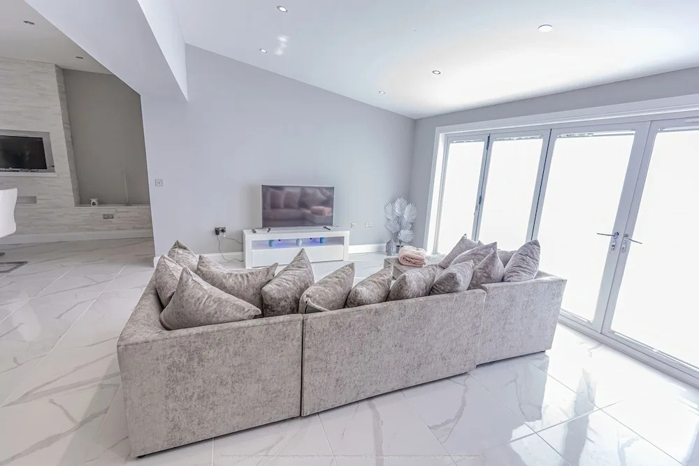 4 Bed-Sleeps 8- Free Parking-Pets-Hot Tub