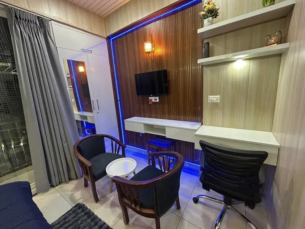 Spacious 1bhk for 6 Guests King & Sofa Beds Zirakpur,chandigarh,mohali,tricity