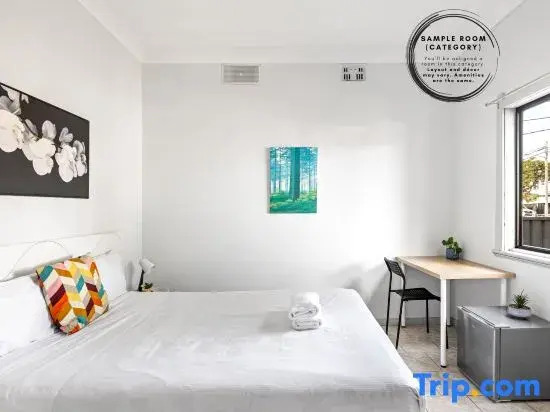 Convenient Room – Walk to Train & Shops