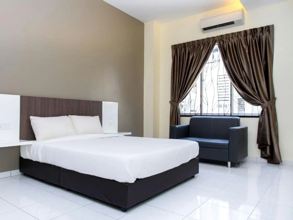Ample Hotel