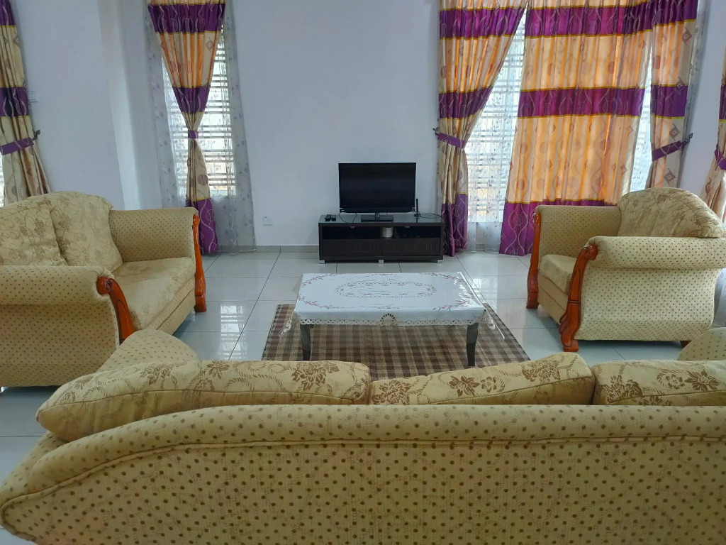 OYO 90228 D'anjung Villa 4bhk