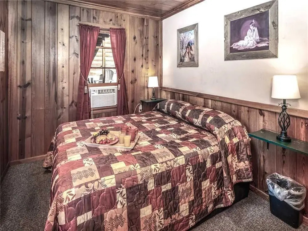 Apache Village Cabinette 13, Queen Bed, Midtown, Sleeps 2