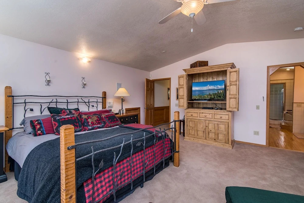 Roomy 5br W/ Hot Tub, Lake View & Beach Access 5 Bedroom Home