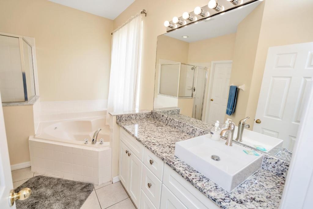 Disney Dream with Hot Tub, Pool, Xbox, Games Room, Lakeview, 10 min to Disney, Clubhouse