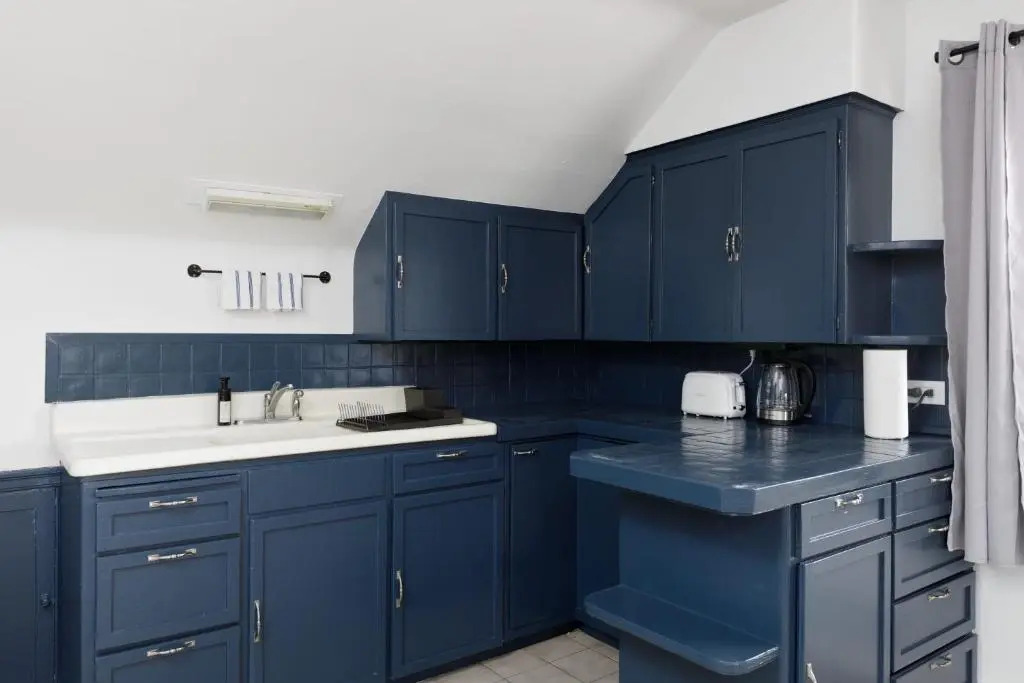 Newly Furnished and Freshly Painted 2 Bdr Suite 6 Guests total Centrally Located near Metrotown