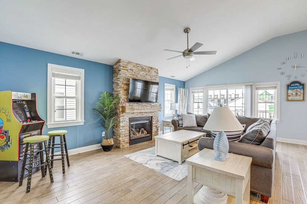 Prime Walkable Location! Large 4BR Wildwood Condo