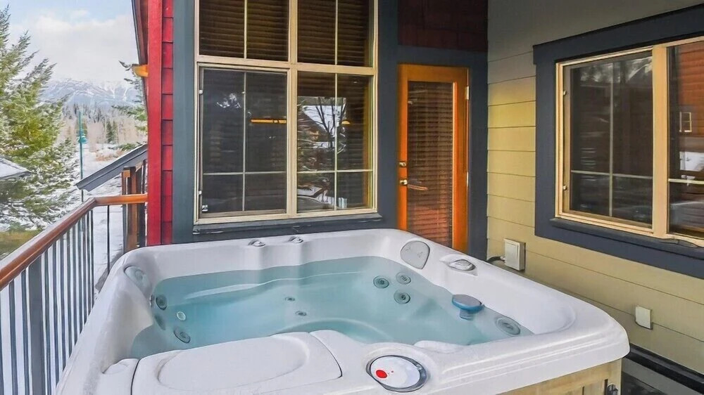 Pinnacle Ridge Chalets by Fernie Lodging Co