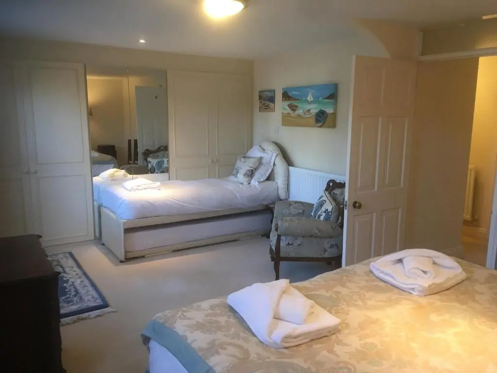 Georgian 2 bedroom Apartment, Near Chichester with free Parking