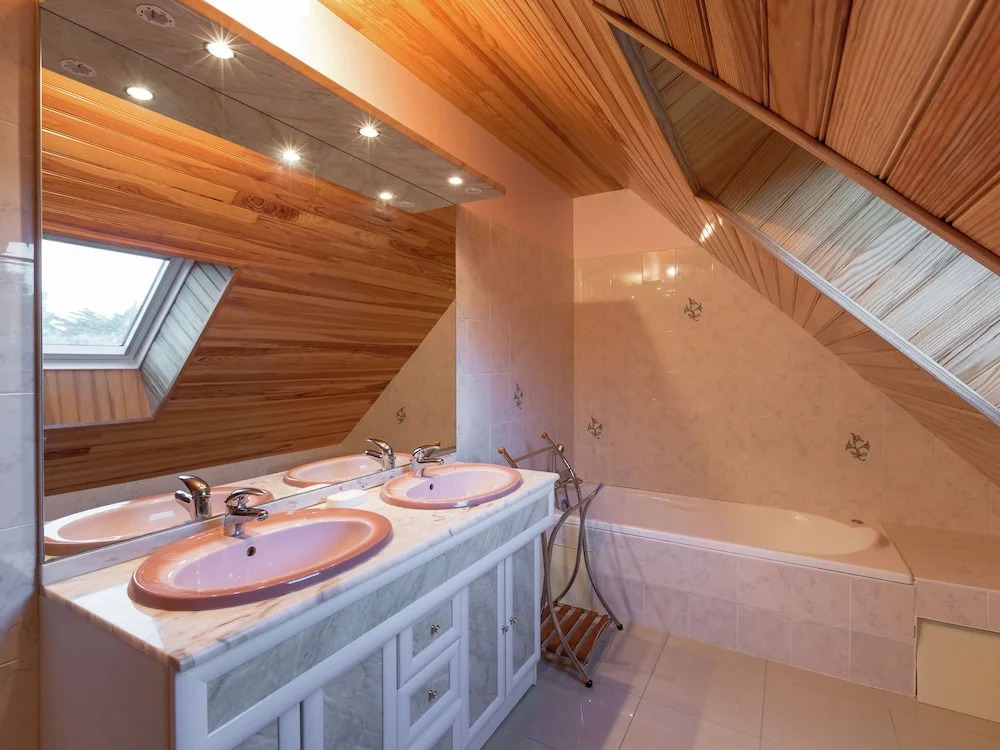 Spacious Villa in Concarneau with Swimming Pool