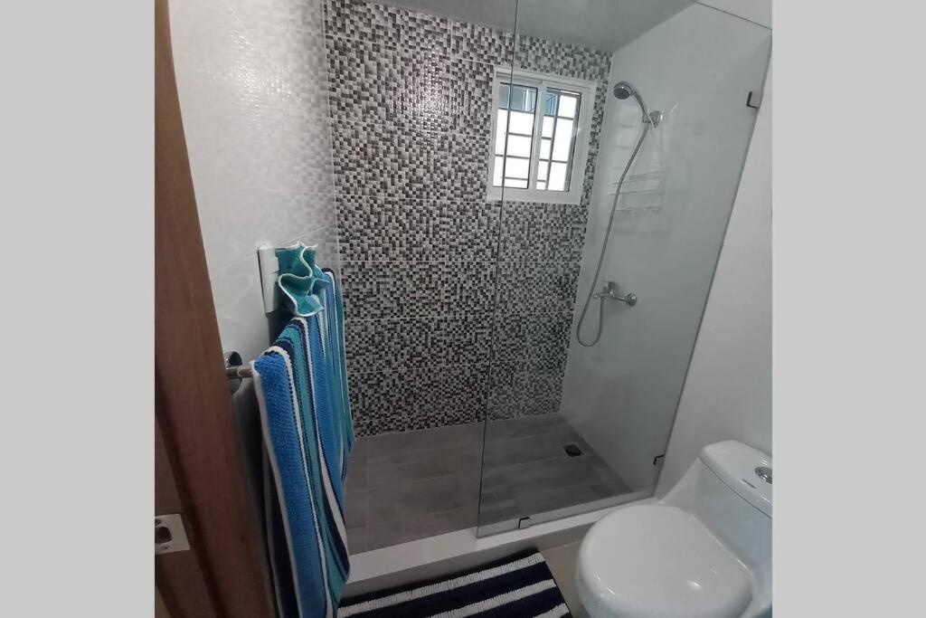 Confortable apartamento de 3 tres habitaciones, con hermosa vista de area verde, ademas de piscinas y juegos infantiles en area recreativa