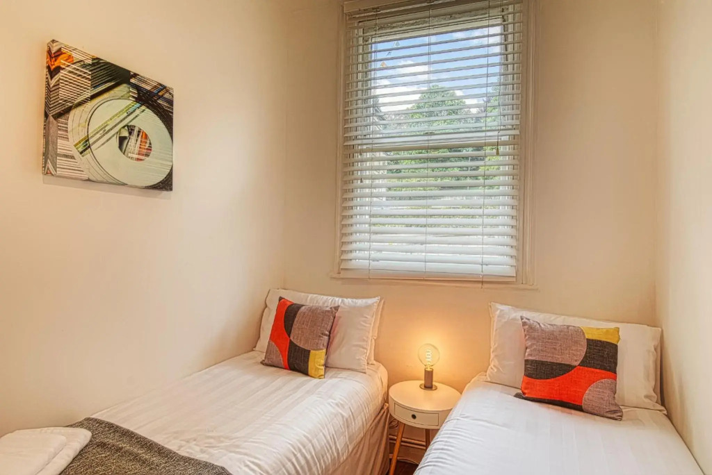 2 Bedroom Apartment in Bath city centre with Garden & Free Parking