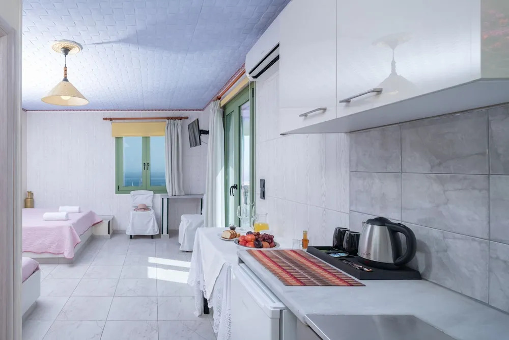 Gorgeous Studio for 2 people, Swimming Pool and Sea View