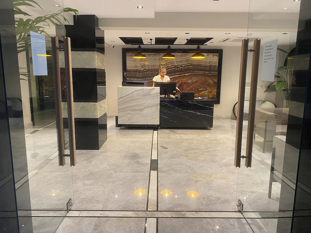 İn The Middle Hotel