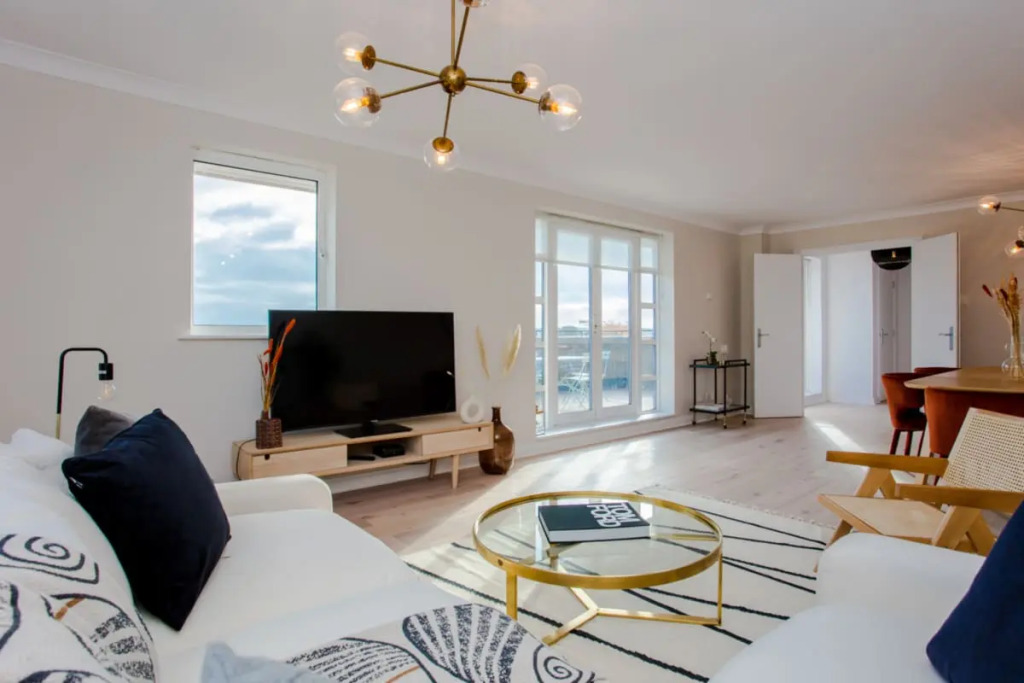 The Sparkford Gardens - Lovely 2BDR with Balcony