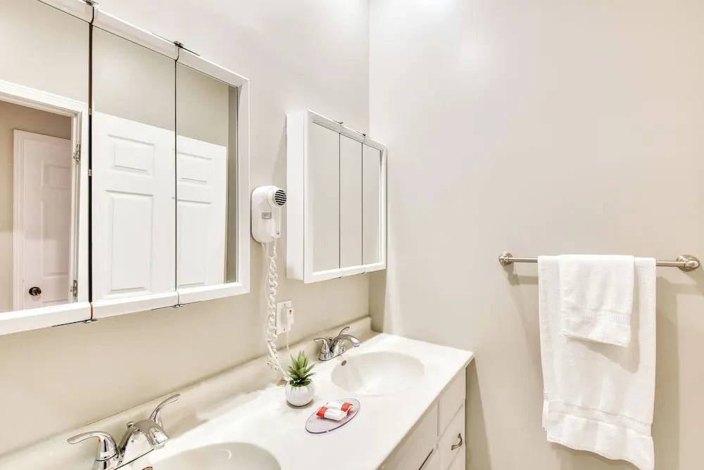 Cozy Sawyer Apartment - 2 Mi to Warren Dunes Park!