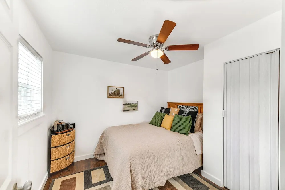 1 Mi to Dtwn Waco! Lovely Home w/ Fire Pit Table