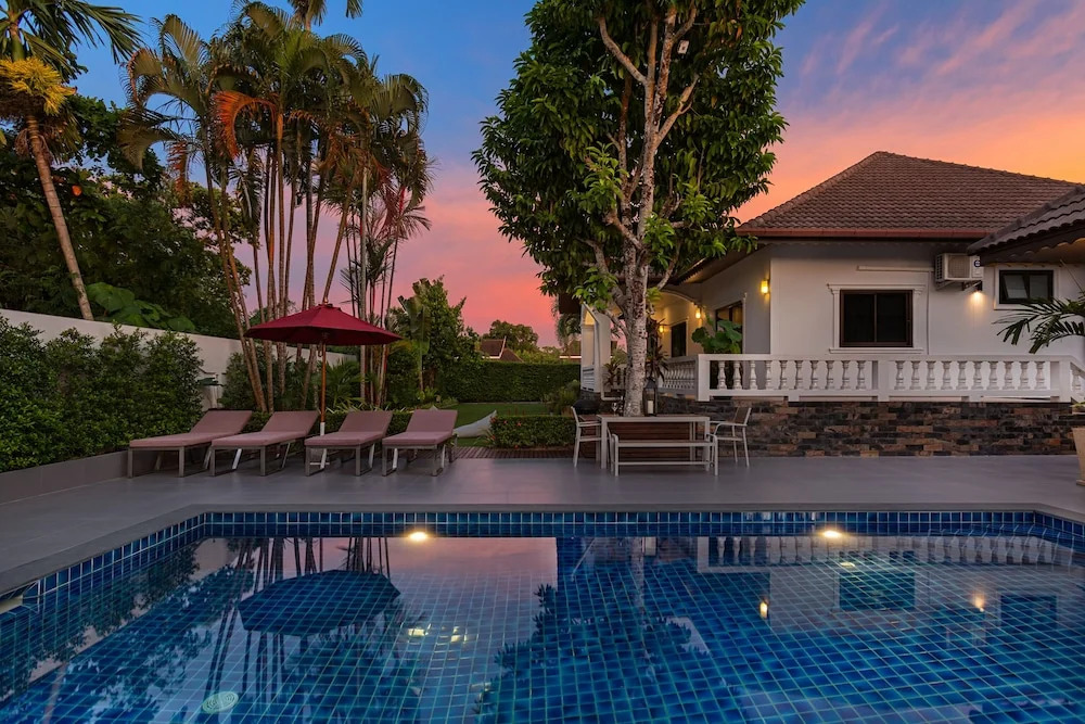 Happy Family Villa 2 -Phuket Private Pool Villa 5 bedrooms with large kitchen and garden