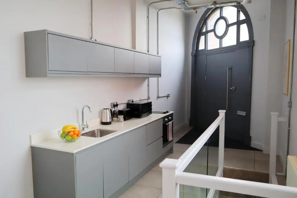 Trendy Urban Industrial Apartment - Great Location - Parking - Netflix - Fast WiFi - Smart TV - Beautiful 2 Double Bedroom Apartment sleeps up to 4!