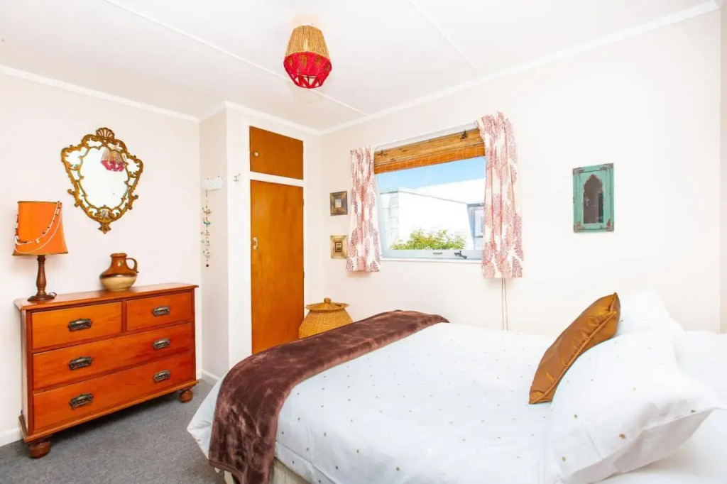 Lorenzen Bay Bungalow - Raglan Holiday Home