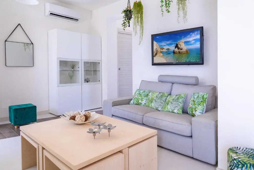 Wonderful Emerald and Gold Apartments with Parking