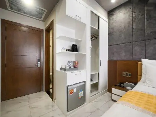 HANZ The Moon Hotel 1