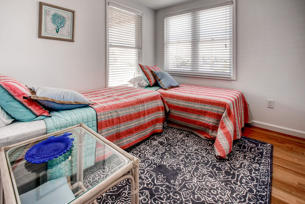 Recently Renovated LBI Apt w/ Deck on Beach Block!