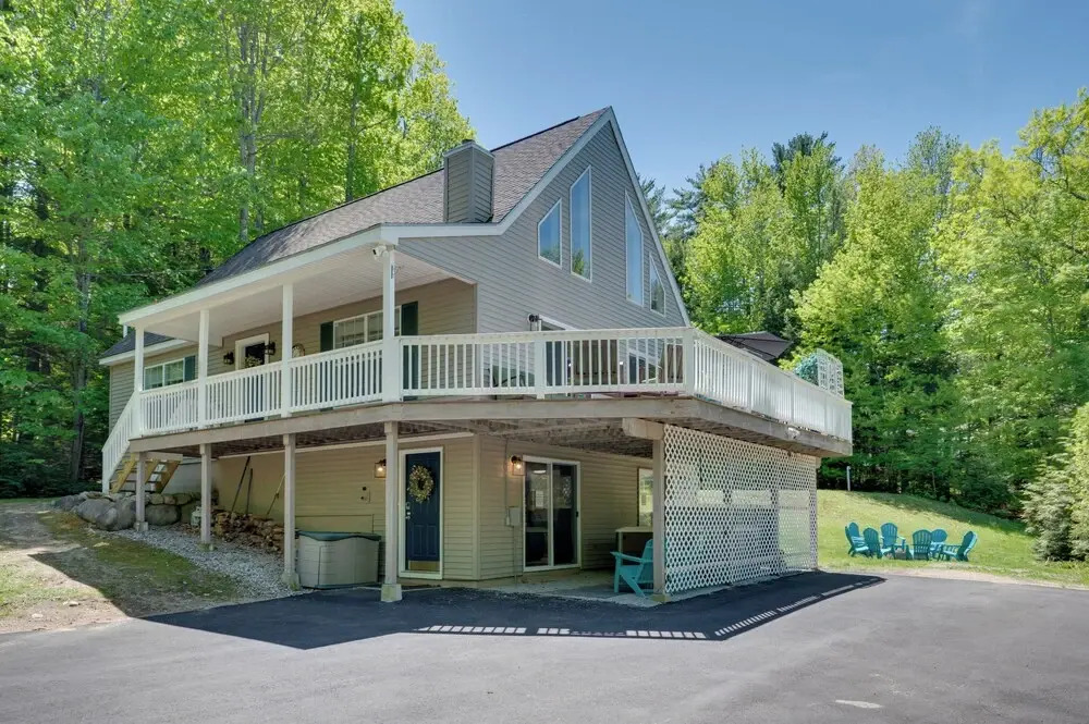 Family Ski Getaway w/ Hot Tub, Near Cranmore!