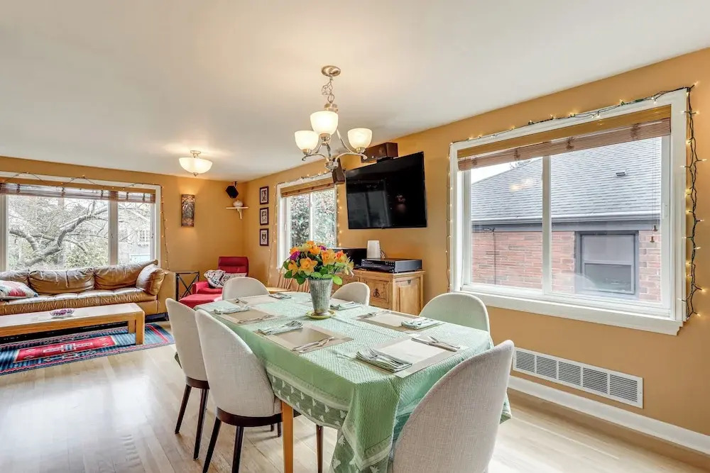 6 Mi to Dtwn Seattle: Walkable Home w/ Hot Tub