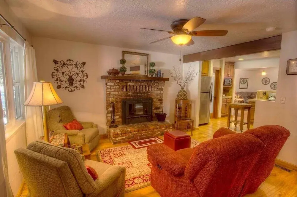 Breezy Pines Cabin 4 Bedroom Home by RedAwning