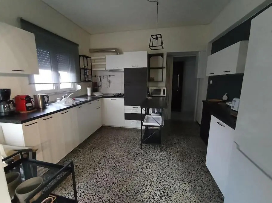 ΤΟ ΔΙΑΜΕΡΙΣΜΑ ΤΗΣ ΜΑΙΡΗΣ or MARY'S APARTMENT