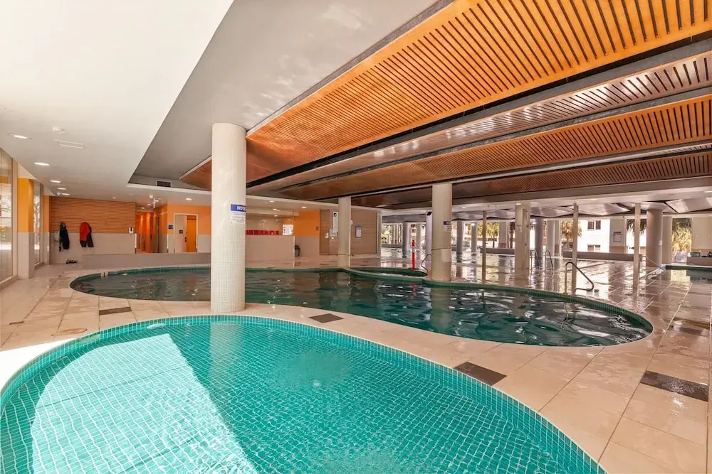 Inner-city Stay With Pool and Gym Access