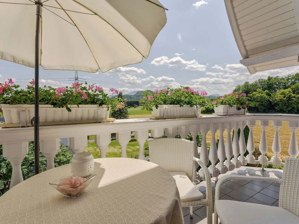 Plush Apartment in St. Kanzian am Klopeinersee with Sauna