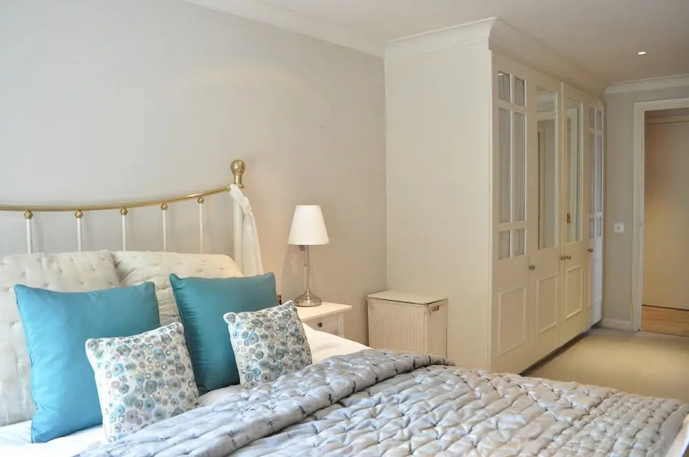Bright 2 Bedroom Apartment With Balcony