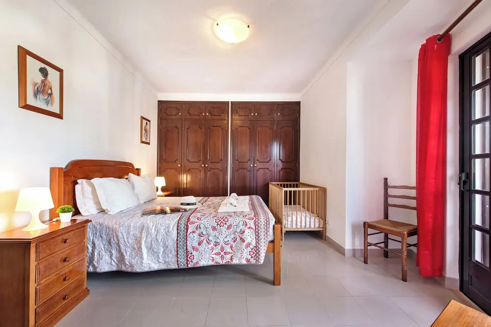 Spacious 4 bedroom villa, private pool, free air conditioning and wifi