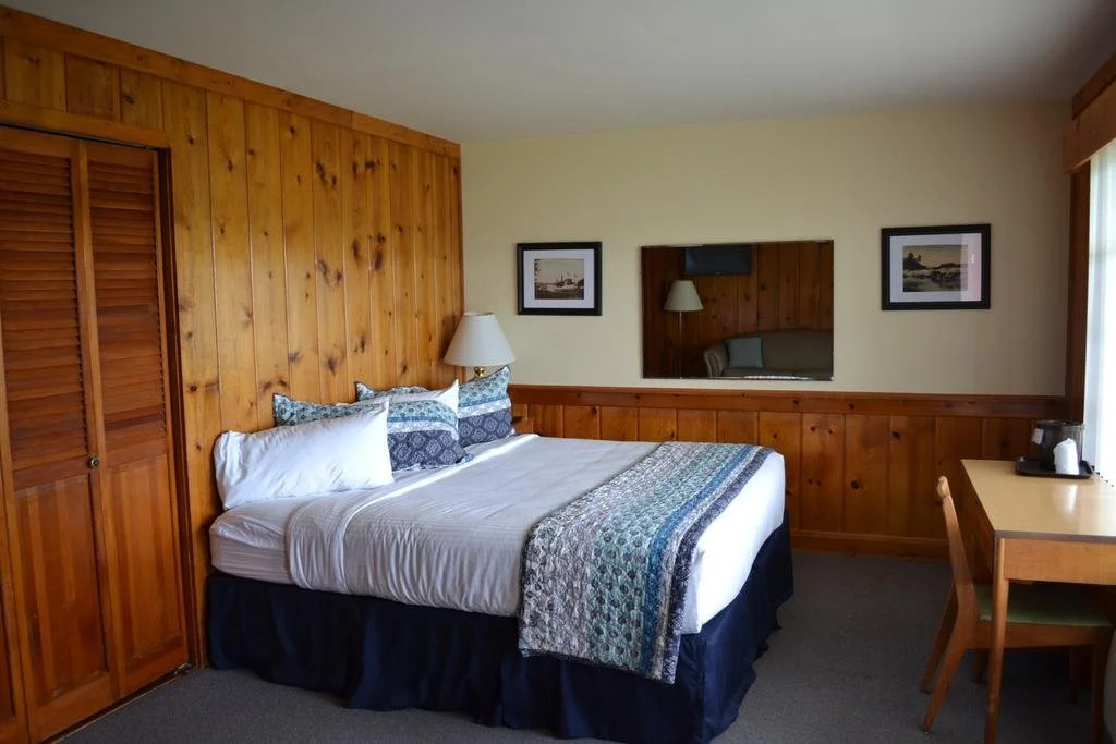 Buzz's Lakeside Inn