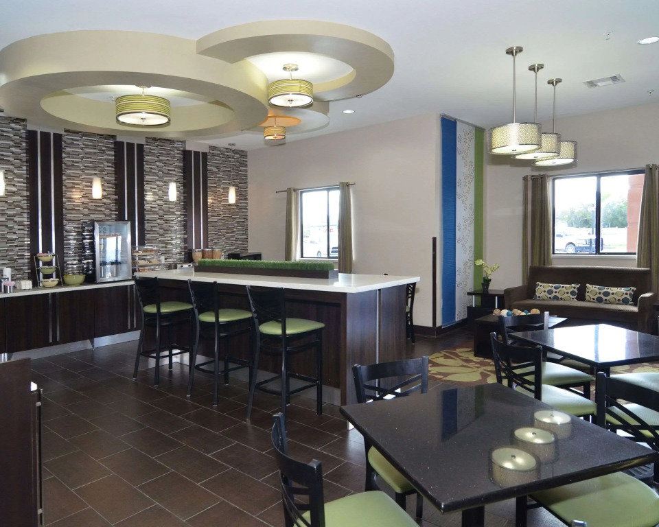 Quality Inn & Suites Kenedy - Karnes City