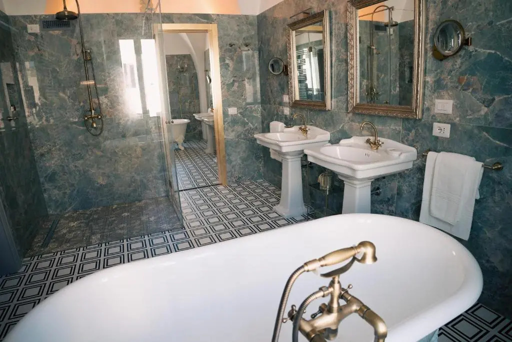 The Duchess's View - NEW! Luxurious Flat in Historical Centre 115 sq m, 3min walk to Cala Porto beach and Private Parking