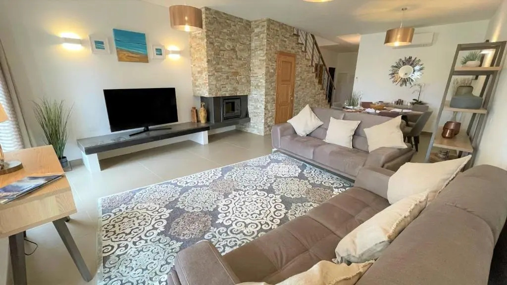 'New for 2022' luxury 3 bedroom, 'Villa Cascata', pool, close to Olhos de Agua