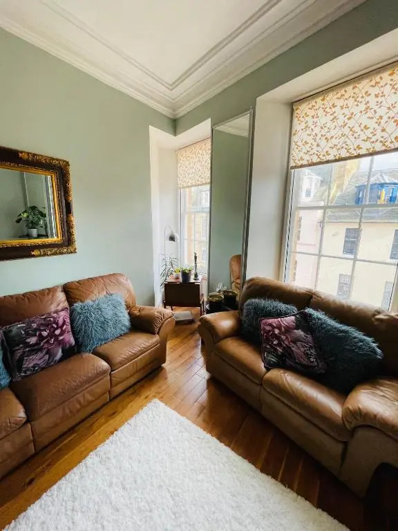 Charming 2-bedroom Apartment Located in Ayr