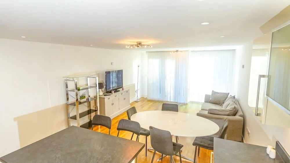 Modern Spacious 2-bed Apartment in London
